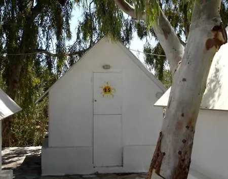 Surfing Huts Hostel *